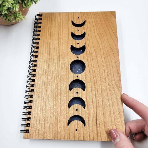 Keep your thoughts, reflections, dreams, and designs all in one place with your new genuine wood veneer cover journal. Our moon phases wood journals are laser engraved in-house and filled with 120 pages of premium unlined writing paper that provides plenty of room to capture inspiration with no limits. Whether you're writing your next novel, sketching your next masterpiece, or collecting your daily thoughts & ideas, your new journal will keep your work alive for years to come. Each journal i Wood Notebook Cover, Wood Cover Journal, Wood Notebooks, Wood Journal, Leather Book Covers, Moon Journal, Laser Cut Wood Crafts, Laser Engraved Ideas, Cover Journal