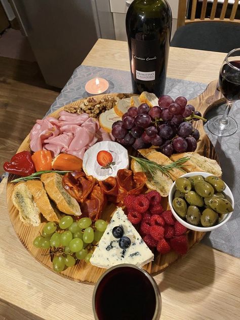 Cheese Board And Wine, Wine Boards Cheese Plates, Wine Board, Cheese Night, Wine Presentation, Wine Snacks, Healthy Food Alternatives, Cheese Plates, Cheese And Wine