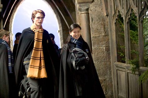 Cedric and Cho in Harry Potter and the Goblet of Fire. Harry Potter Costumes, Katie Leung, Harry Potter Goblet, Hogwarts Uniform, Cho Chang, Harry Potter Scarf, The Goblet Of Fire, Desenhos Harry Potter, Harry Potter Scene