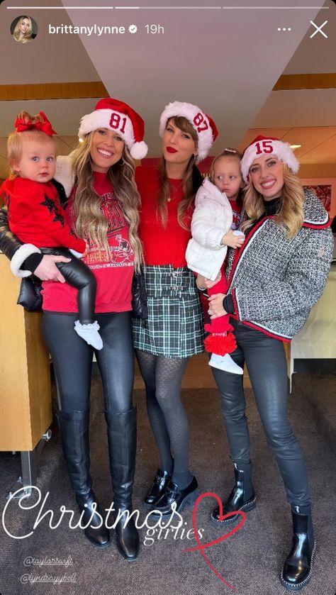 Taylor Swift Comforts Brittany Mahomes as the Kansas City Chiefs Lose Their Christmas Game | Glamour Brittany Mahomes, Taylor Swift Christmas, Taylor Swift Fotos, Chiefs Game, Taylor Swift Cute, Estilo Taylor Swift, Taylor Swift Posters, Taylor Swift Funny, Taylor Swift Outfits