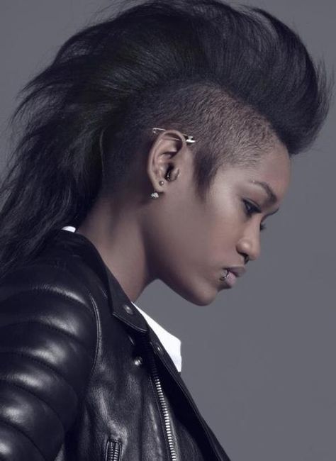 Mohawk swept back Mohawk Hairstyles For Women, Chica Punk, Afro Goth, Goth Hair, Apocalyptic Fashion, Ethnic Hairstyles, Mohawk Hairstyles, Black Goth, Afro Punk