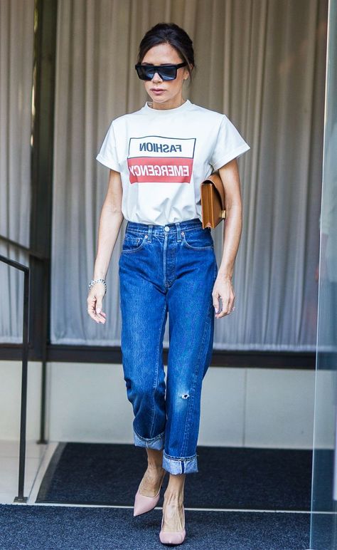 Ever since her New York Fashion Week show, Victoria Beckham has had a new casual style. Click here to see her 3 amazing denim outfits! Black Mom Jeans Outfit, Tomorrow Outfit, Victoria Beckham Jeans, Cute Valentines Day Outfits, Jeans And T Shirt Outfit, Victoria Beckham Outfits, Victoria Beckham Dress, Mom Jeans Outfit, Jeans Street Style