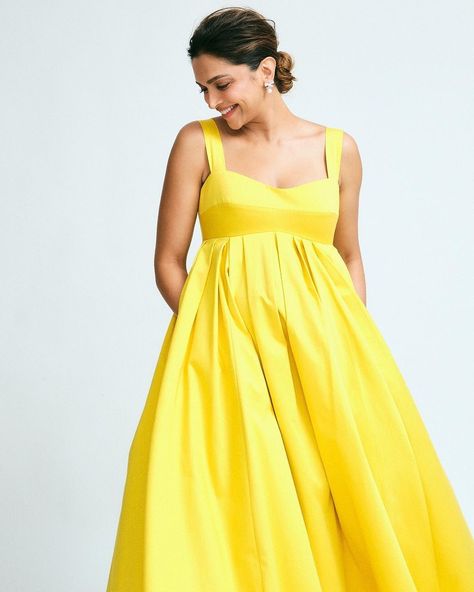 Yellow Maternity Dress, Western Inspired Outfits, Fashion Bella, Yellow Gown, Western Dress, Pregnancy Looks, Vogue Beauty, Most Beautiful Dresses, Stylish Sarees