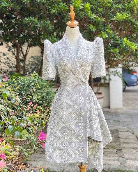 Filipiniana Attire Modern, Thai Outfits Modern Casual, Filipino Dress Modern, Filipiñana Dress Modern For Graduation, Modern Filipina Dress, Simple Filipiniana Dress, Filipiniana Outfit Ideas, Modern Filipino Outfit, Modern Filipiniana Dress For Graduation