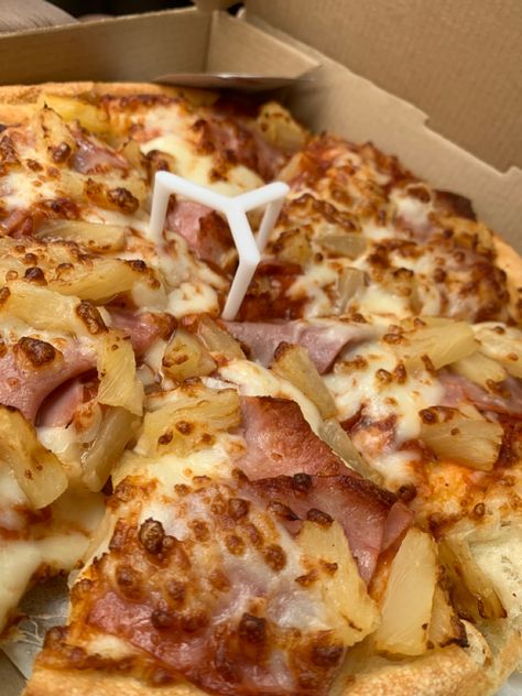 Pizza hut Hawaiian pizza Pineapple Pizza Aesthetic, Hawaiian Pizza Aesthetic, Pizza Hut Aesthetic, Hawaii Pizza, Pizza Hawaiian, Pizza Aesthetic, Meat Diet, Food Babe, Delicacy Food