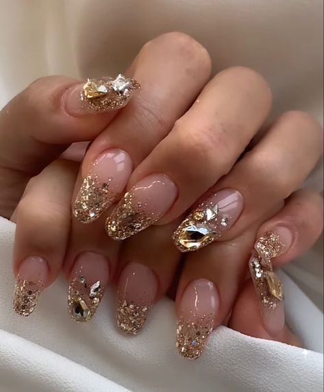 Glitter Nails Gold Sparkle, Short Stone Nails, Stone Art On Nails, Champagne Rhinestone Nails, Champagne Glass Nails, Stone Work Nail Art, Gold Crystal Nails, Nails For Champagne Dress, Nails With Gold Gems