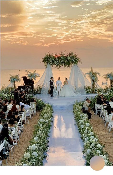 Artificial Flower Wedding Bouquets, Sunset Beach Weddings, Wedding Venues Hawaii, Dream Wedding Reception, Oceanfront Wedding, Eksterior Modern, Wedding Isles, Dream Beach Wedding, Dream Wedding Decorations