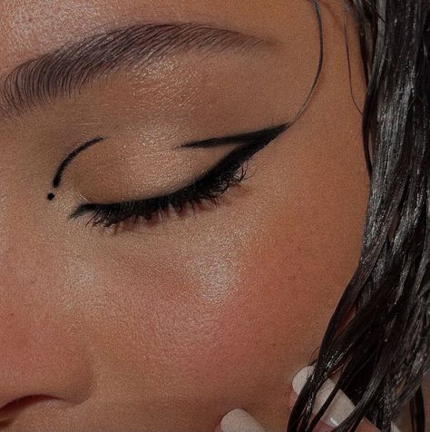 Graphic Liner Makeup Tutorial, Black Eyeliner Hooded Eyes, Cute Eyeliner Designs, Graphic Liner Makeup Black, Interesting Eyeliner, Graphic Eyeliner Black, Eye Liner Designs Eyeliner Styles, Simple Graphic Eyeliner, Unique Eyeliner Looks