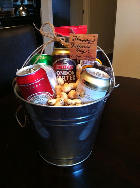 Father's Day Gift Basket: Craft beer, pistachios, peanuts, and nice cheese and jerkey from the farmer's market in a metal bucket. Beer Bucket Ideas Gift Baskets, Craft Beer Gift Basket, Diy Father's Day Gift Baskets, Beer Bouquet, Dad Gifts Basket, Beer Gifts Basket, Beer Basket, Bucket Gifts, Fathers Day Gift Basket