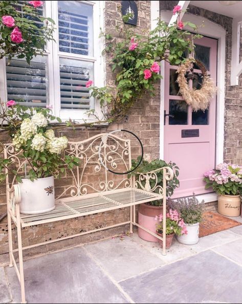 Beautiful front entrance in pink Practical Home Office, Home Office Organization Ideas, Office Organization Ideas, Small Porch Ideas, Cottage Front Doors, Cottage Porch, Pink Door, English Cottage Style, Boho Modern