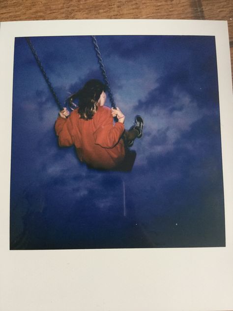 Faceless Polaroid Aesthetic, Polaroid Street Photography, Aesthetic Polaroid Ideas, Polaroid Digital Art, Polaroid Go Pictures, Creative Polaroid Ideas, Polaroid Portrait Photography, Polaroid Inspo Pictures, Polaroid Pictures Aesthetic Vintage