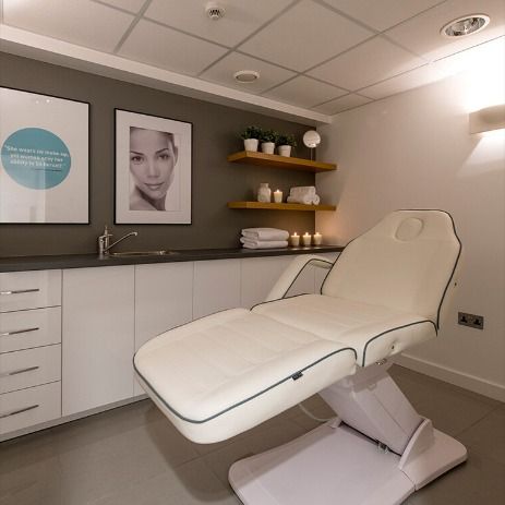 Beauty Clinic Interior Design, Interior Design Workspace, Beauty Treatment Room, Deco Spa, Design Workspace, Spa Treatment Room, Esthetician Room Decor, Dental Office Design Interiors, Clinic Interior