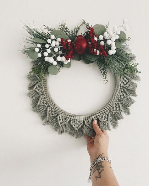 CHRISTMAS CRAFT INSPIRATION! 🎄 Macrame by @bleubellmacrame. A Beautiful, festive, textiles wreath. Splendid!! Read our blog for more ideas. Tutorial Macramé, Crochet Wreath, Macrame Wall Hanging Patterns, Crochet Wall Hangings, Hanging Wreath, Xmas Wreaths, Macrame Patterns Tutorials, Macrame Ideas, Macrame Design