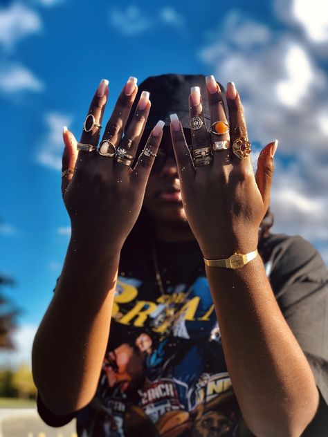 Black Women Wearing Gold Jewelry, 90s Gold Rings, Gold Rings On Black Women, Rings For Black Women, Gold Rings Black Women, Hands With Rings Aesthetic, Rings Black Women, Gold Rings Aesthetic, Hands With Rings