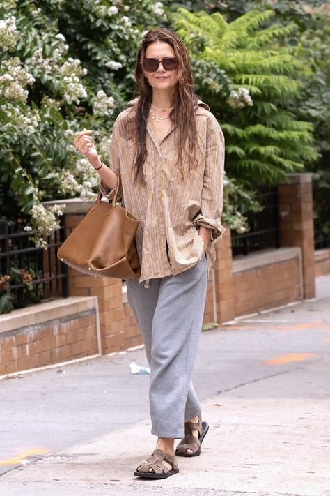 With Wet Hair and Baggy Sweats, Katie Holmes Masters Anti-Fashion Style Katie Holmes Style, Outfits With Striped Shirts, Simple Summer Style, Vogue France, Beige Trench Coat, Anti Fashion, Trending Sandals, Denim Trends, French Women