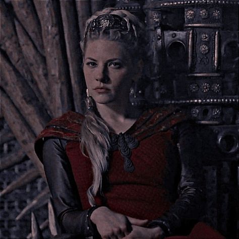 Lagertha Targaryen, Kryptonite Aesthetic, Viking Girl Aesthetic, Lagertha Aesthetic, Judith Vikings, Vikings Aesthetic, Rhaella Targaryen, Lagertha Lothbrok, Lagertha Vikings