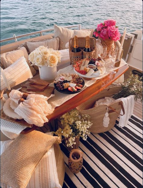 Boat Dinner Party, Boat Decorating Ideas Party, Yacht Party Decorations, Boat Birthday Party Ideas Decoration, Yacht Birthday Party Ideas, Boat Wedding Decorations, Boat Picnic, Charcuterie Dessert, Boat Birthday