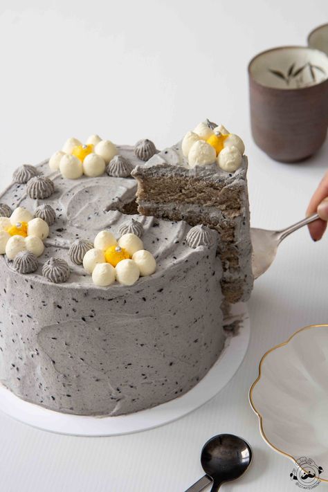 Sesame Cake Recipe, Black Sesame Cake, Black Sesame Dessert, Mascarpone Cream Recipe, Sesame Cake, Black Sesame Paste, Sponge Cake Filling, Red Birthday Cakes, Sesame Paste