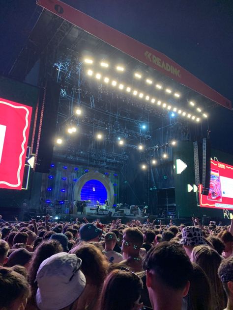 Leeds Festival Aesthetic, School Festival Aesthetic, Pick Pose, Reading Festival Aesthetic, Reading And Leeds Festival, Leeds Festival, Vision Board Examples, Festival Aesthetic, Aesthetic London