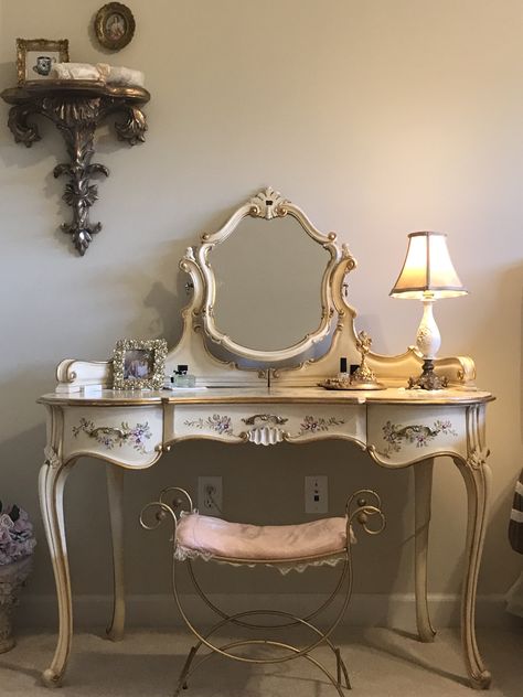 Antique vintage Italian vanity table Antique Vanity, Casa Vintage, Dekorasi Kamar Tidur, Room Deco, Palace Hotel, Dreamy Room, Pretty Room, Vintage Room, Dream Room Inspiration