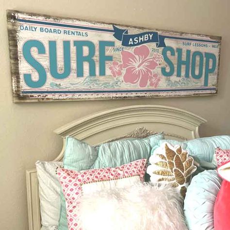 Display this coastal wall decor with pride! Our surf wall decor gives off all the beachy bedroom vibes! Tailor Made Canvases realistic vintage surf decor is perfect for anyone who is into surfing and surfboard decor and we can personalize it just for you. The details matter on this sign! Fun Faux beachy style wood texture that is printed on canvas or brushed metal to give the illusion of real distressed wood. NOTE: Measure your space carefully with a tape measure. We are not responsible for the Vintage Beach Room Decor, Costal Country Bedroom, Beachy Wall Art Bedroom, Surfer Chic Bedroom, Beach Bed Rooms, Surfing Bedroom Ideas, Beach Bedroom Inspirations, Beach Vibes Room Decor, Beach Bedroom Wall Decor