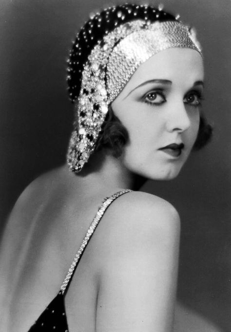 Actress Irene Delroy showing dramatic eyebrows. 1920s Makeup, Style Année 20, Istoria Modei, 1920s Hair, Emily Deschanel, Poppy Delevingne, Flapper Girl, 20s Fashion, Flapper Style