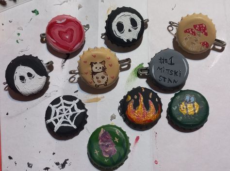 Badge Painting Ideas, Pin Diy Button, Bottle Cap Pins Diy Punk, Grunge Ideas Diy, Pin Ideas Button Aesthetic, Fun Buttons Pins, Grunge Pins For Backpacks, Painted Pins Diy, Diy Pin Designs