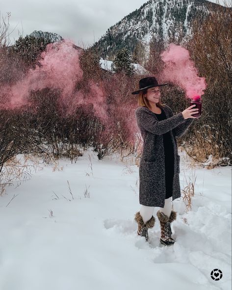 Fedora Outfit Winter, Winter Gender Reveal Outfit, Maternity Winter Outfits, Sorel Boots Outfit, Gender Reveal Photo Shoot, Snow Boots Outfit, Fedora Outfit, Gender Reveal Outfit, Maternity Winter