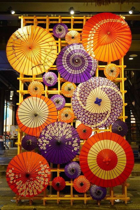 Japan Party, Chinese Umbrella, Japanese Party, Chinese Theme, Umbrella Decorations, Japanese Umbrella, Chinese New Year Decorations, Umbrella Art, Japanese Decor