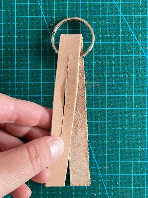 Simple DIY Leather Keychain - kiyafries Leather Chapstick Holder Diy, Leather Dog Keychain Pattern, Leather Diy Crafts Ideas, Diy Leather Key Fob, Leather Bookmark Diy, Simple Leather Projects, Leather Keyring Diy, Cricut Leather Projects, Leather Projects Ideas