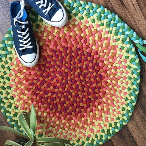 Braided In Rug, Braided Rug Tutorial Step By Step, Braided Wool Rug Diy, Hand Braided Rug Diy, How To Make Braided Rugs, Diy Wool Rug, Braided Rugs Diy, Diy Braided Rug, Braided Rag Rug Tutorial