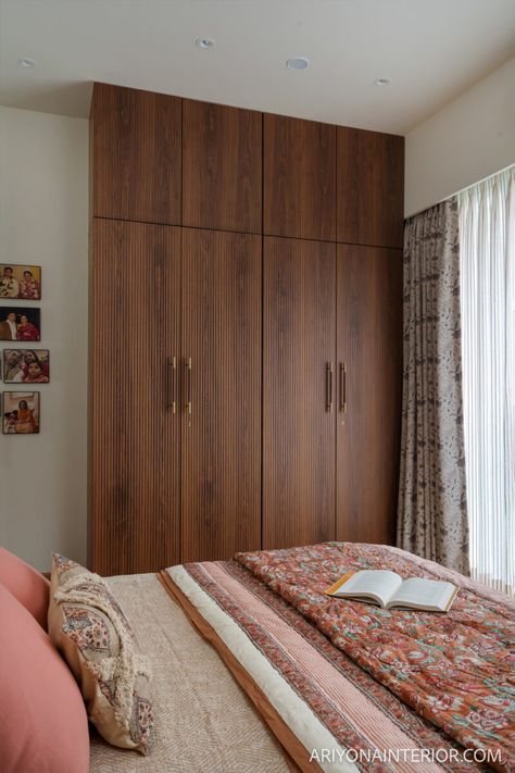 Indian Bedroom Design, Indian Bedroom Decor, India Home Decor, Interior Design Your Home, Wood Wardrobe, Indian Home Interior, Minimal House Design, Wardrobe Handles, Bedroom Decor Design