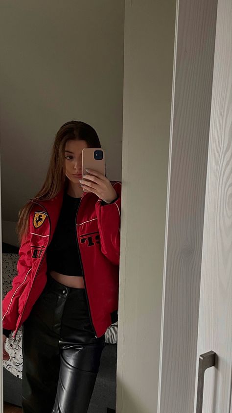 Ferrari Jacket, Race Outfit, F1 Ferrari, Jacket Outfit Women, Looks Party, Looks Street Style, Mode Ootd, Modieuze Outfits, Casual Style Outfits