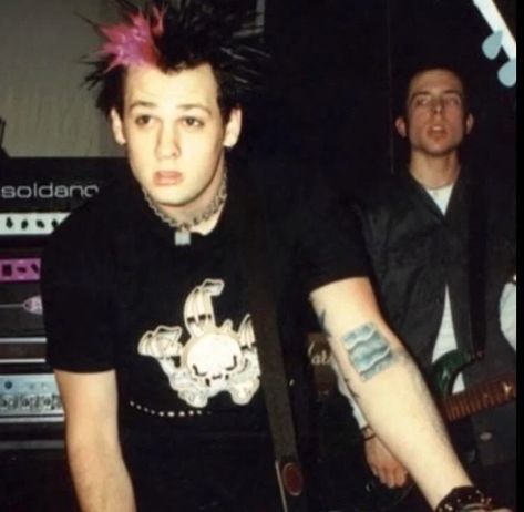 Pop Punk Aesthetic Outfit, Punk Street Fashion, Punk Aesthetic Outfit, Pop Punk Outfits, Punk Fashion Men, Pop Punk Aesthetic, Punk Guys, Goth Industrial, Spikey Hair