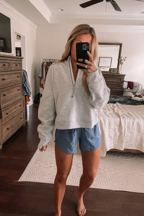 Athleisure Outfits For College, Workout Chic Outfit, Cute Fall Athleisure Outfits, Work Athleisure Outfits Summer, Muscle Mommy Outfits Casual, Feminine Athleisure Style, Chilly Summer Night Outfit, Mom Lounge Wear Outfit, Fall Comfy Outfits Casual