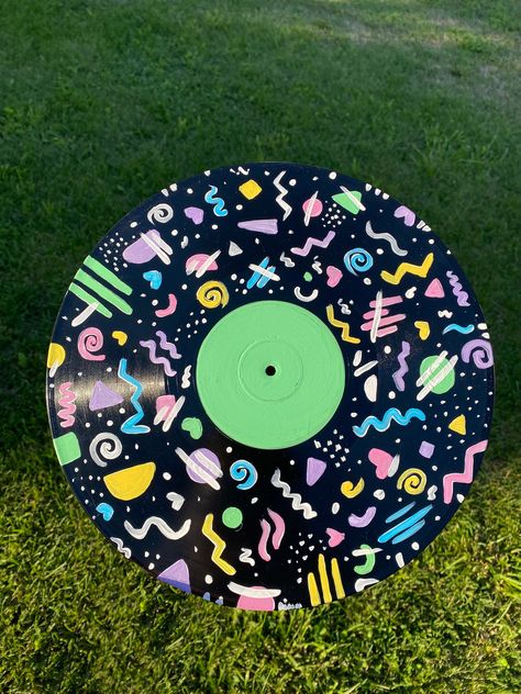 this vinyl record painting will bring out your inner retro aesthetic!! it's like you never left the roller rink when you were a kid :) Painted Records Aesthetic, Paintings On Records, Wheelchair Decor, Painting On Records, Paint Records, Retro Paintings Ideas, Record Painting Ideas Easy, Lp Painting, Disk Painting