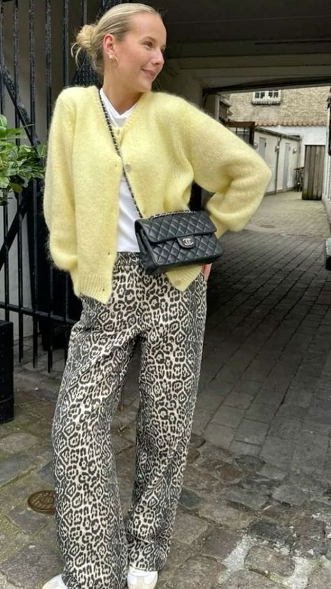 Cute Work Outfits Midsize, Style Inspiration Colorful, Leopard Fall Outfit, Cold Summer Days Outfits, Yellow Sweater Outfit, Dinner Outfit Casual, Latina Outfits, Stile Hijab, Mode Hipster