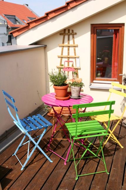 color Colored Dining Chairs, Balkon Decor, Block Decor, Berlin Apartment, Exterior Signage, Small Balcony Decor, Colorful Chairs, Balcony Design, Small Balcony