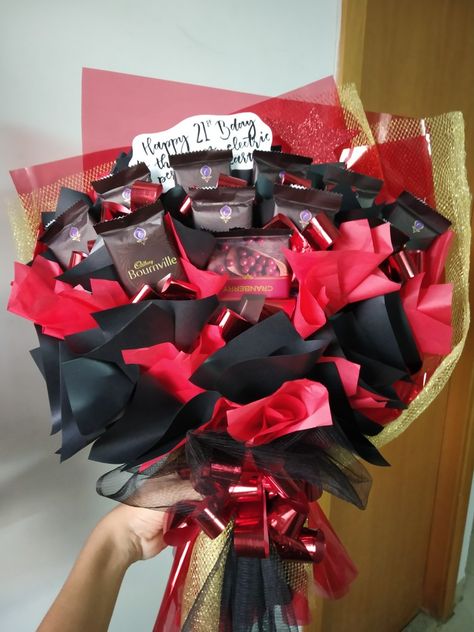 Red and black aesthetics to add to the bouquet! DIY chocolate bouquet. Suitable for all occasions. Chocolate Bouquet Aesthetic, Bournville Chocolate, Red Snacks, Chocolate Flowers Bouquet, Surprise Ideas, Chocolate Bouquet Diy, Diy Chocolate, Red Chocolate, Chocolate Flowers