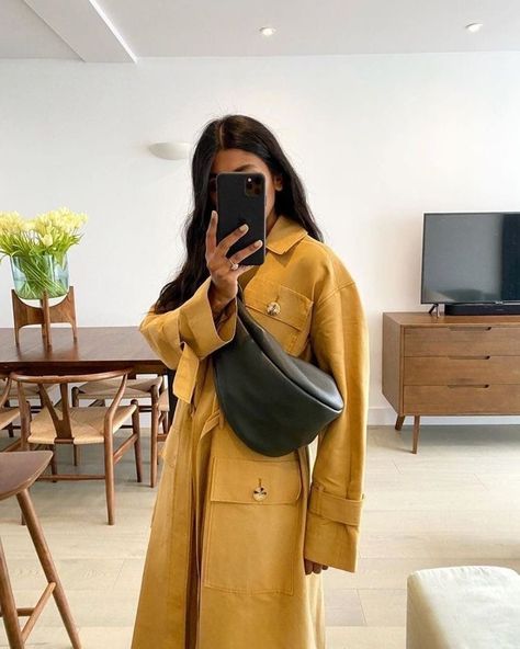 Bum Bag Outfit, The Row Bag, Banana Bag, Bag Outfit, Bags Aesthetic, Bag Trends, Mode Outfits, Who What Wear, Fashion Week Spring