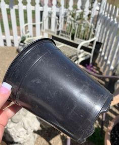 Check out this dollar store plastic planter upgrade and decorate your home on a budget. Upcycle Plastic Planters, Plastic Pots Makeover, Black Pots Planters, Plastic Pots Makeover Diy, Plastic Planters Makeover Ideas, Plastic Pot Painting Ideas, Decorate Flower Pots, Planter Makeover, Decorated Pots