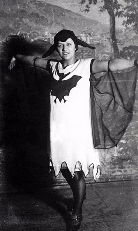 Before Batsuits – 14 Interesting Vintage Portrait Photos of People Dressed in Bat Costumes from the Early 20th Century Halloween Kitsch, 1940s Halloween, Vintage Halloween Photos, Bat Costume, Curiosity Cabinet, Batman Costume, Vintage Halloween Costume, Mae West, Vintage Everyday