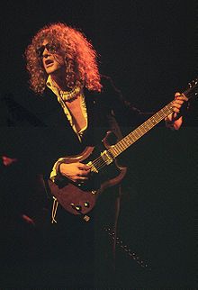 Ian Hunter (singer) - Wikipedia, the free encyclopedia Guitarist Art, Show No Mercy, Rock Wallpaper, Ian Hunter, Mott The Hoople, Mick Ronson, Bad Time, Pink Floyd Dark Side, 4 Elements