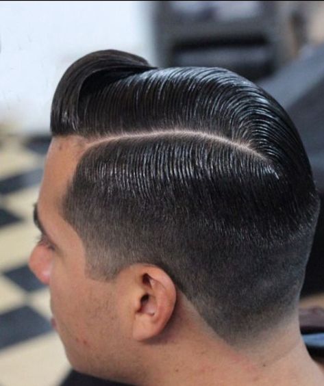 Brylcreem Hairstyles, Slicked Hairstyles, Greaser Hair, Hairstyles Undercut, Slicked Hair, Slick Hair, London Hair, Middle Part Hairstyles, Men's Hairstyle