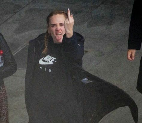 Flipping Off Paparazzi, Singer Fanart, Adele Funny, Adele Singer, Adele Wallpaper, Adele Pictures, Adele Music, Flipping Off, Adele Photos