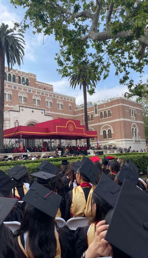 Usc Dorm Southern California, Usc Graduation Pictures, Usc Party, Usc Aesthetic, College Manifestations, Usc Dorm, University Southern California, Usc Graduation, Usc University