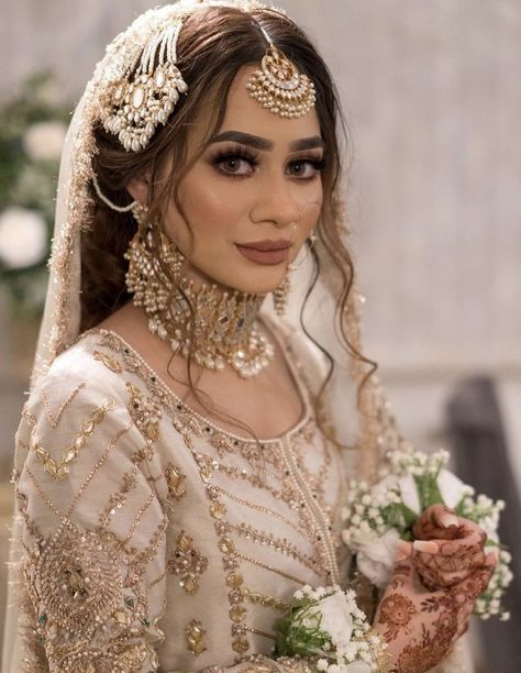 Pakistani Bride Hairstyle, Modern Bridal Hairstyles, Pakistani Bridal Hairstyles, Asian Bridal Makeup, Muslim Bridal, Pakistani Bridal Makeup, Red Bridal Dress, Bridal Makeup Images, Bridal Braids