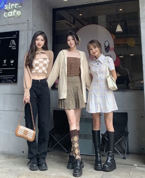 Trio Outfit Ideas Aesthetic, Matching Outfits For Trios, Matching Trio Outfits, Ulzzang 3 Girl, Trio Matching Outfits, Trio Outfit Ideas, 9 Best Friends Pictures Korean, Trio Outfits, Ullzang 2 Girl