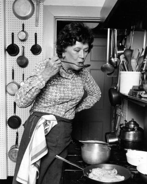 Best Way to Cook Corn on the Cob - Spicy Southern Kitchen | Kitchn Julia Child Recipes, Cooking In The Kitchen, Le Cordon Bleu, French Cooking, Julia Child, Vintage Cookbooks, Cooking Show, Classic Food, White Photo