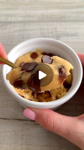 Mug Cake Microwave Cookie, Microwave Cake Recipe Easy, Microwave Mug Cookie Recipes, Microwave Cookies Recipe, Microwave Mug Cookie, Mug Cake Cookie, Mug Cookie Recipe, Dessert Easy Recipes, Cookie In A Mug Recipe